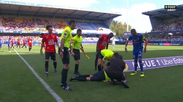 عکس| اتفاق عجیب در لیگ فرانسه؛ داور بازی با برانکارد بردند