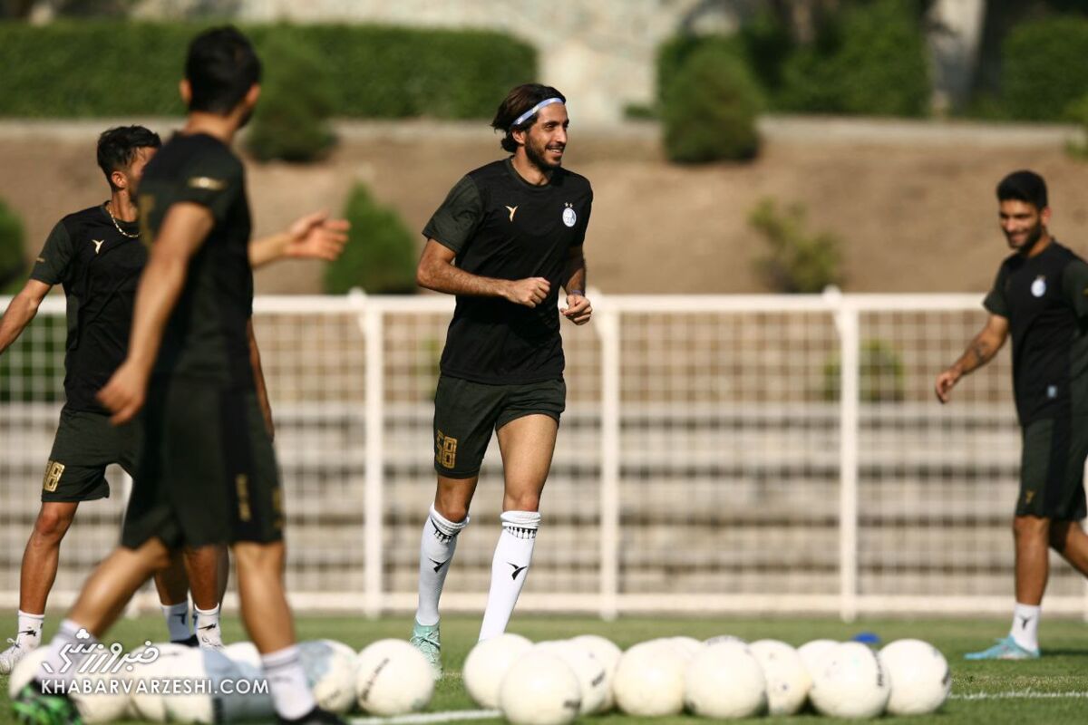 عکس| موهای ستاره استقلال دوباره بلند شد!/ استقبال از اولین بازی با تل آبی!