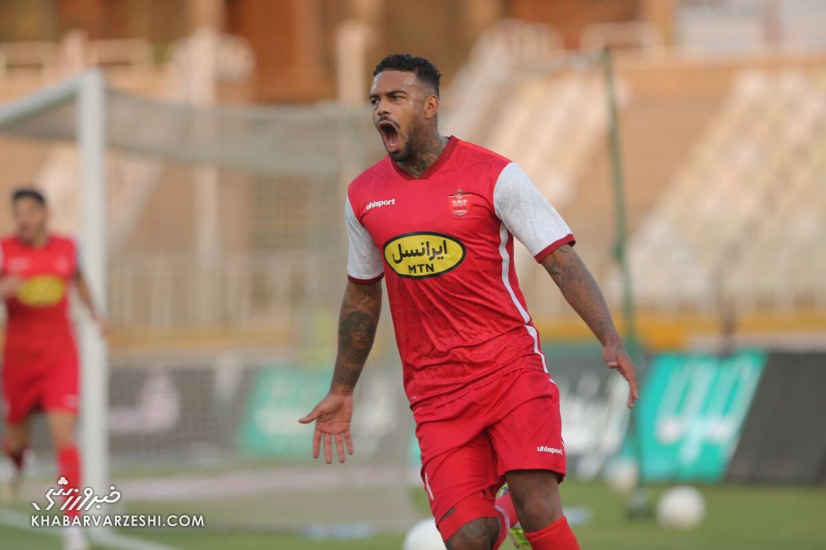 عکس| خوشحالی خاص لوکادیا/ قلب قرمز برای پرسپولیسی‌ها