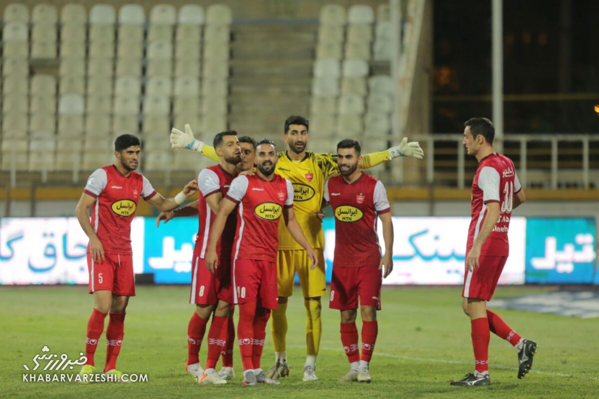 حاشیه بازی هوادار و پرسپولیس/ اعتراض پرسپولیسی‌ها به پنالتی/ ترک زودهنگام ورزشگاه توسط کادر فنی تیم ملی