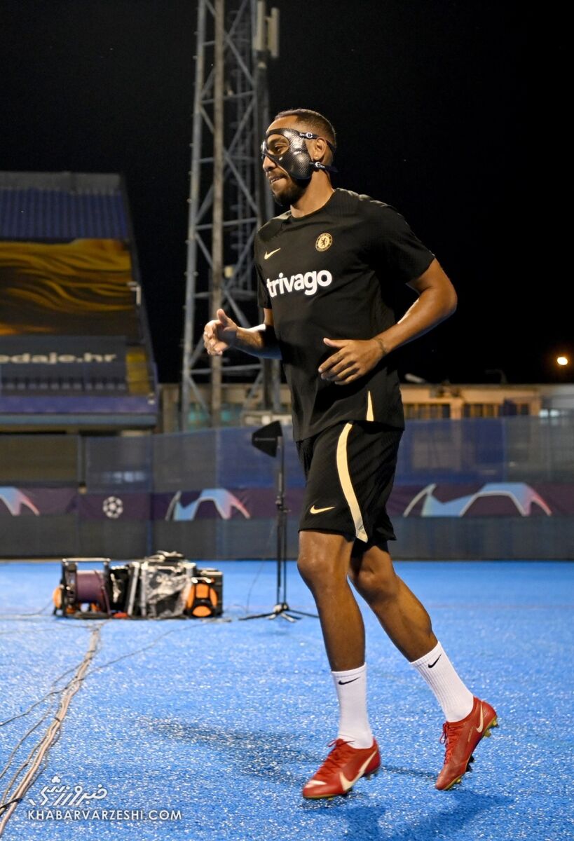 تصاویری از نقابهای جالب و جذاب یک ستاره؛ از اسپایدرمن تا بتمن و بلکپانتر/ اثرات یک حمله مسلحانه در تمرین آبیها