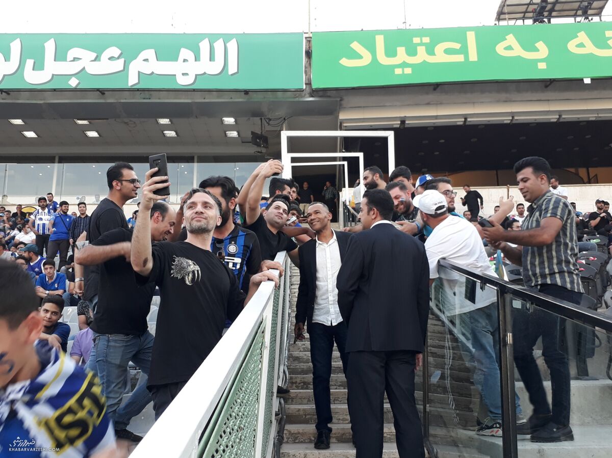 عکس | غیبت ۷بازیکن در لیست امروز آبیها / بازار داغ سلفی هواداران استقلال با سرمربی سپاهان