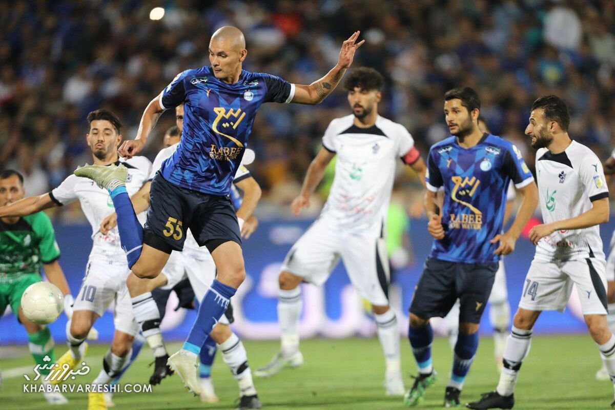 میتوانم ۱۰۰۰تا ایراد از تیم ساپینتو بگیرم/ آقای سرمربی! تو پولت را میگیری و میروی ولی ما اینجا زندگی میکنیم/ زود است به بازیکن بگویید بیغیرت!