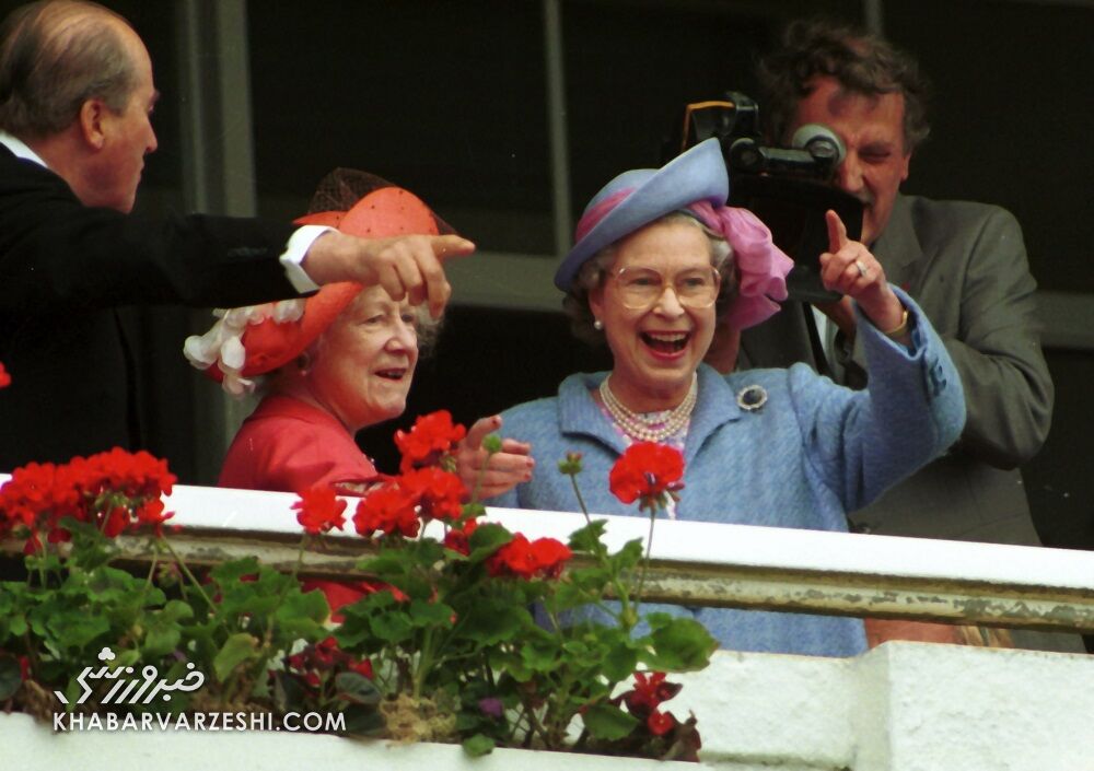 تصاویر جالب از حضور ملکه در رویدادهای مختلف ورزشی/ از اهدای کاپ قهرمانی جام جهانی تا همراهی جیمز باند