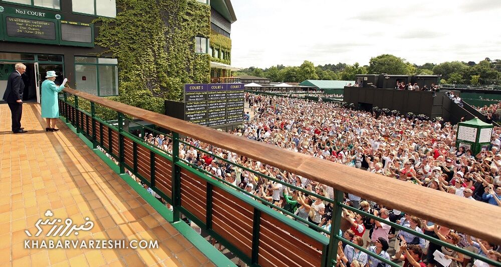 تصاویر جالب از حضور ملکه در رویدادهای مختلف ورزشی/ از اهدای کاپ قهرمانی جام جهانی تا همراهی جیمز باند در افتتاحیه المپیک