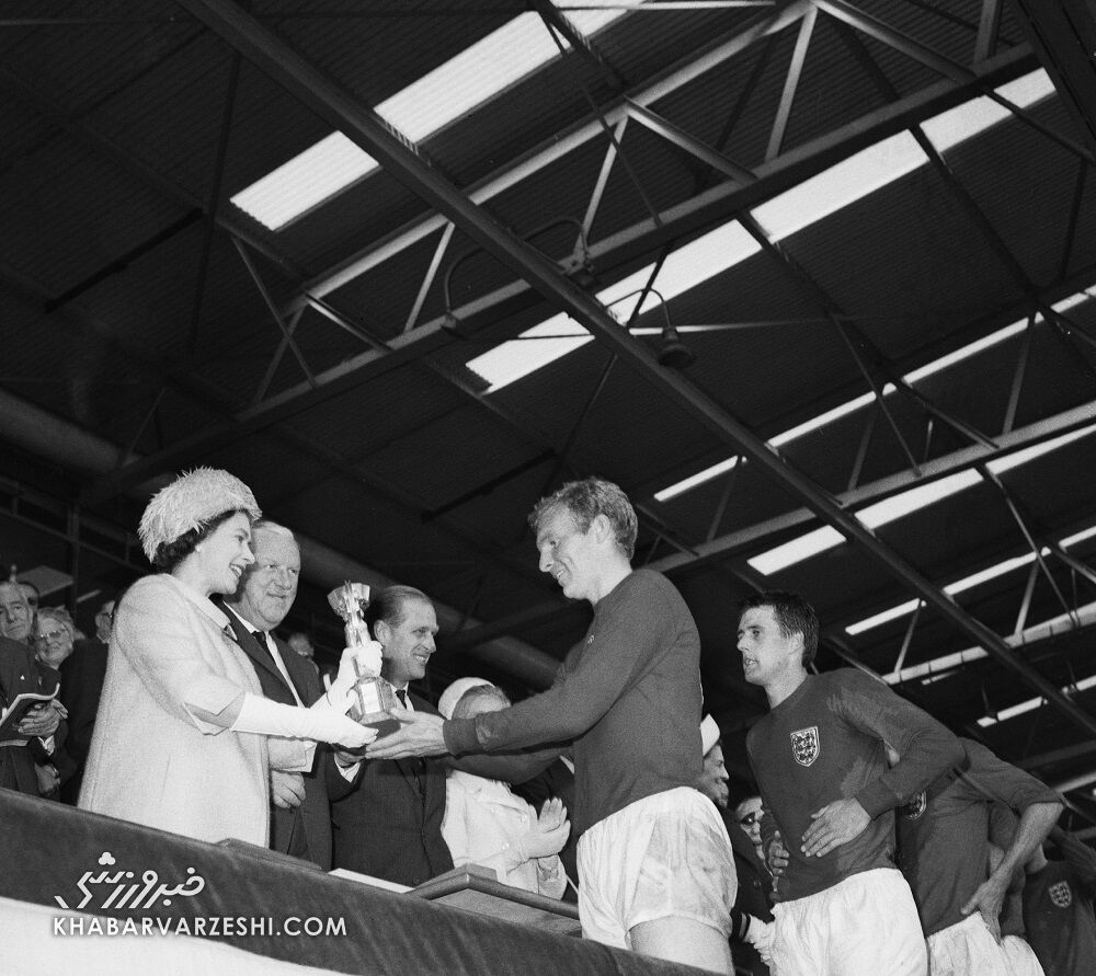 تصاویر جالب از حضور ملکه در رویدادهای مختلف ورزشی/ از اهدای کاپ قهرمانی جام جهانی تا همراهی جیمز باند