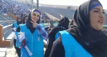 ویدیو| استقبال لیدرهای خانم استقلال با دسته گل آبی از هواداران نساجی