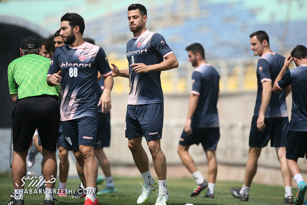 ستاره ملی پوش پرسپولیس ۲ مشتری دست به نقد دارد/ بازیکن محبوب گل محمدی در نیم فصل جدا می شود؟