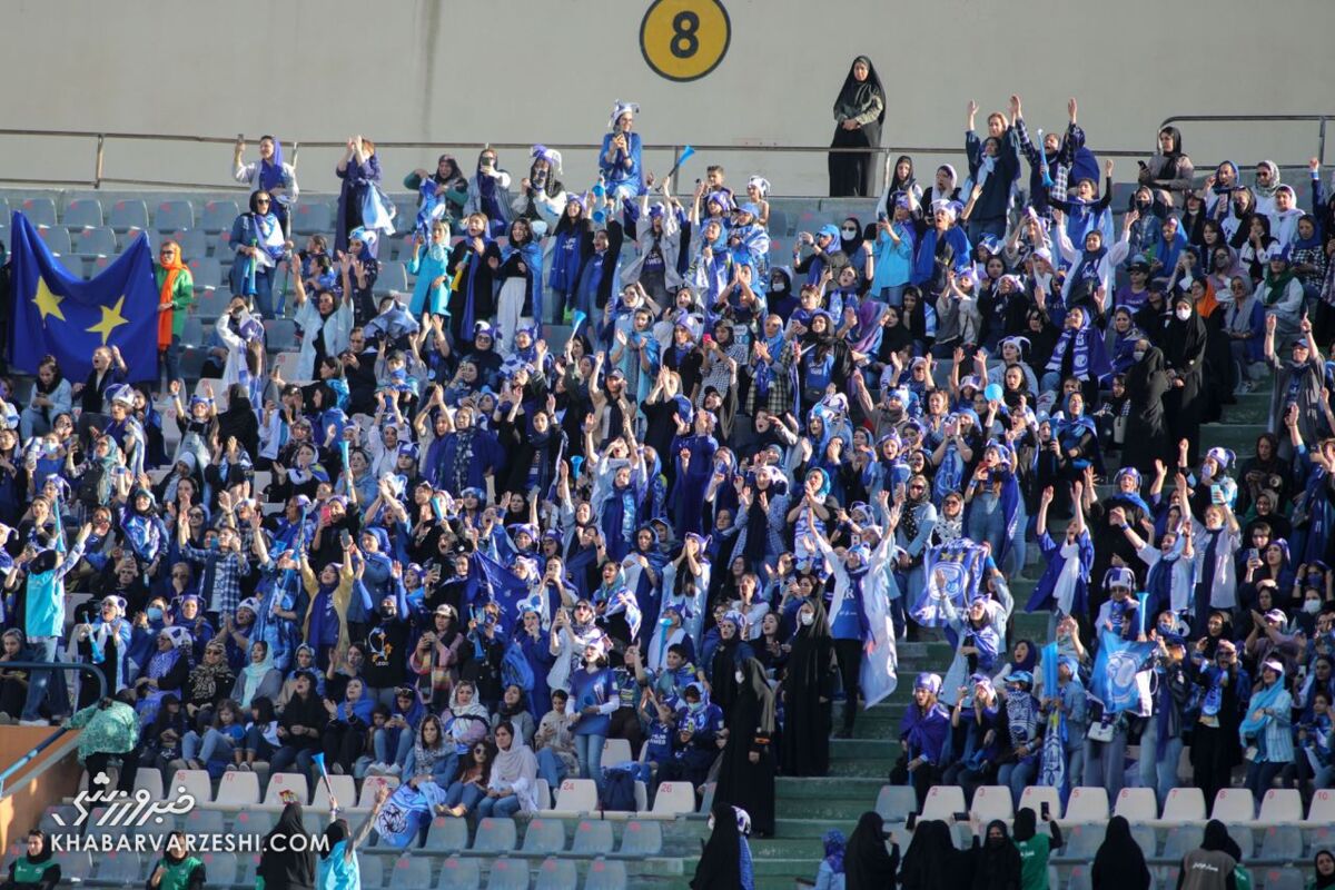 واکنش تند لیدرها به دختران استقلالی؛ برگردید خانه! اینجا جای شما نیست/ درگیری هواداران به جایگاه بانوان کشید/ استتار هنرمند سرشناس استقلال لو رفت!