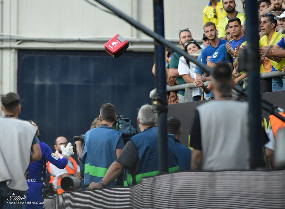 عکس| فداکارترین فوتبالیست جهان/ بازیکنی که برای کمک به کادر پزشکی رکورد زد!