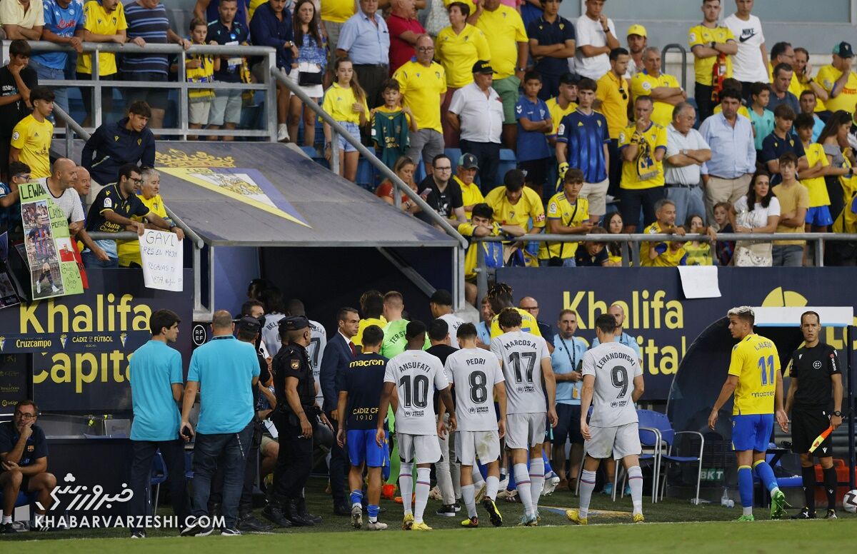 شب دلهرهآور در سواحل آندلوس/ یک ساعت مرگبار در دیدار کادیس – بارسلونا/ لحظه جالب رساندن دفیبریلاتور توسط دروازهبان فداکار را ببینید