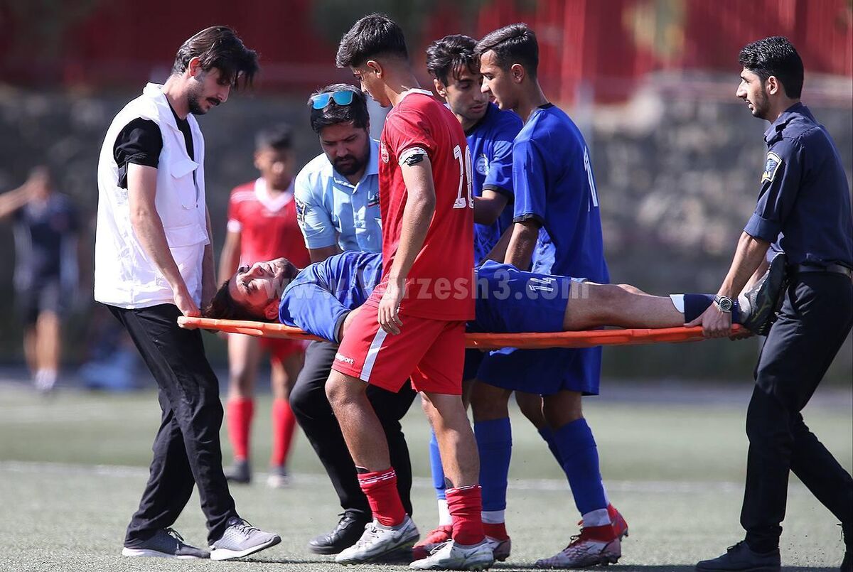 عکس | اتفاق غیرمنتظره در دربی پرسپولیس - استقلال/ بازیکن آبی ها زمین افتاد و راهی بیمارستان شد