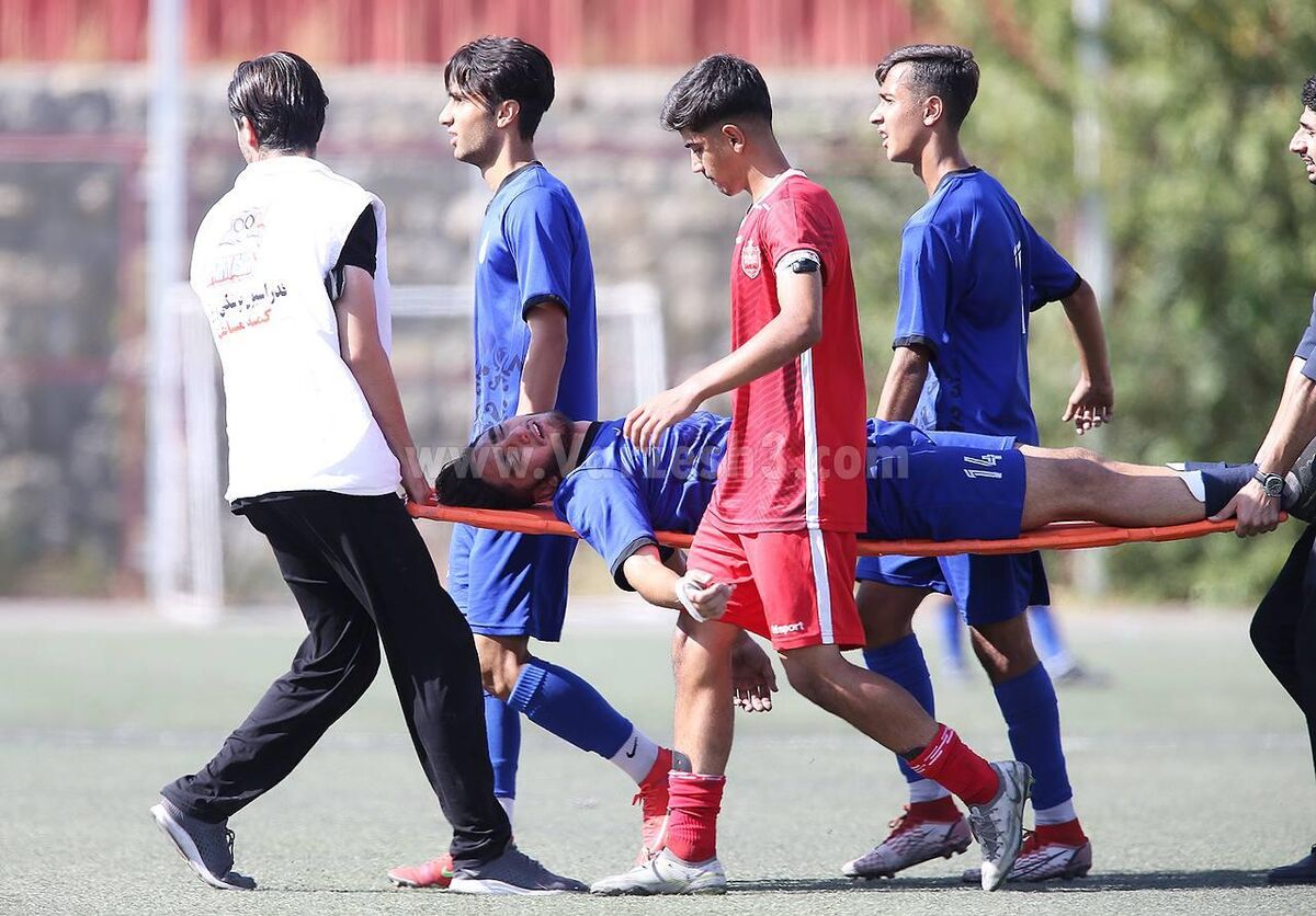 عکس | اتفاق غیرمنتظره در دربی پرسپولیس - استقلال/ بازیکن آبی ها زمین افتاد و راهی بیمارستان شد