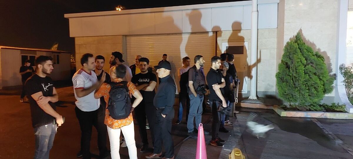 تصاویر| استقبال ویژه از ورود کی روش به ایران/ اقدام جالب توجه یک پدر و پسر برای خوشامدگویی