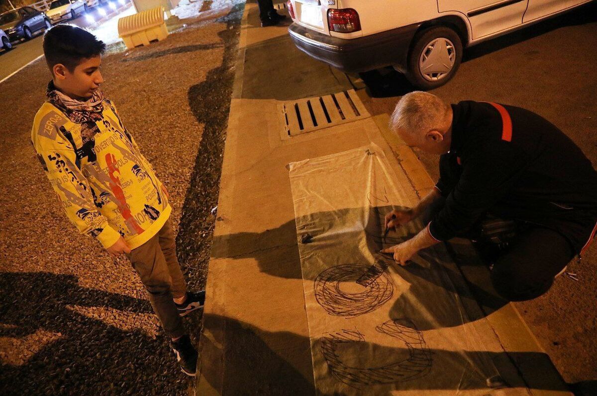 تصاویر| استقبال ویژه از ورود کی روش به ایران/ اقدام جالب توجه یک پدر و پسر برای خوشامدگویی