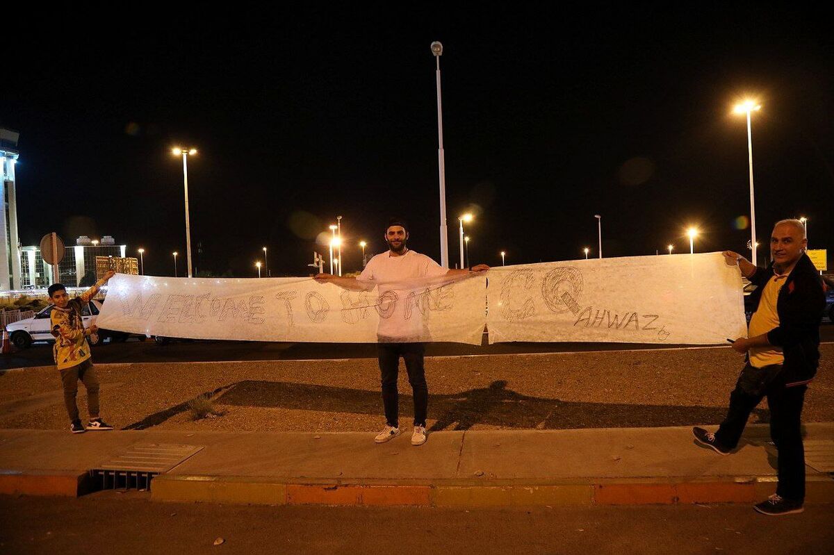 تصاویر| استقبال ویژه از ورود کی روش به ایران/ اقدام جالب توجه یک پدر و پسر برای خوشامدگویی