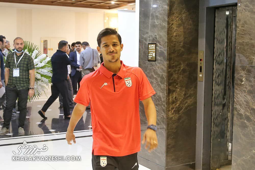 عکس| ستاره تیم استقلال سرخ پوش شد!
