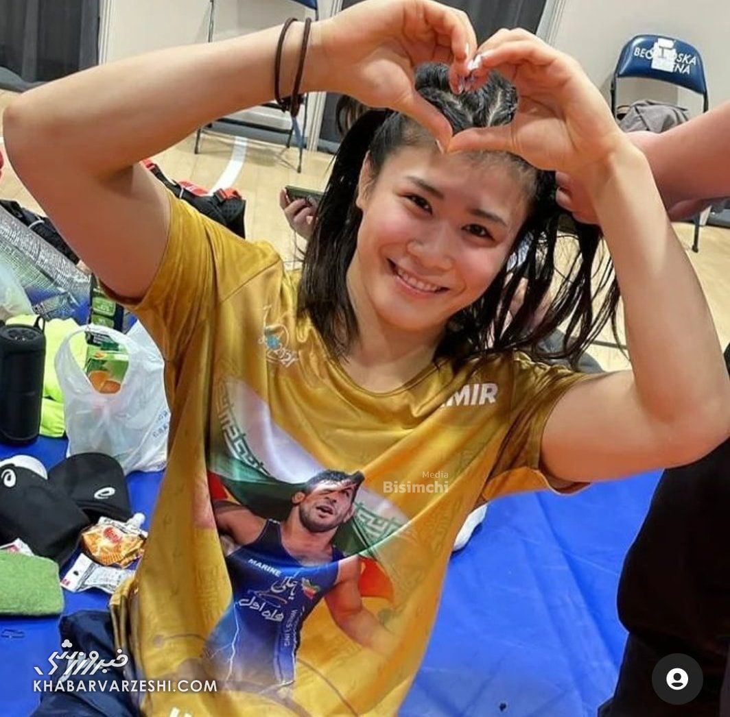عکس| علاقه عجیب بانوی کشتی گیر به حسن یزدانی با یک تی شرت خاص!