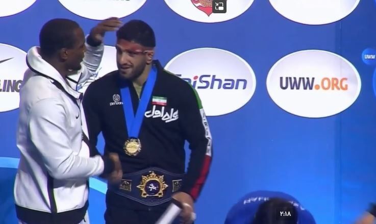 عکس| رفتار قابل توجه کشتی گیر آمریکایی مقابل قاسمپور/ کاکس نگران نماینده ایران بود 