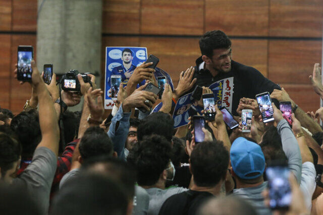 عکس| استقبال چند هزار نفری از تیم ملی کشتی آزاد/ حسن یزدانی با صدای ساز و دهل روی دوش مردم قدرشناس ایران