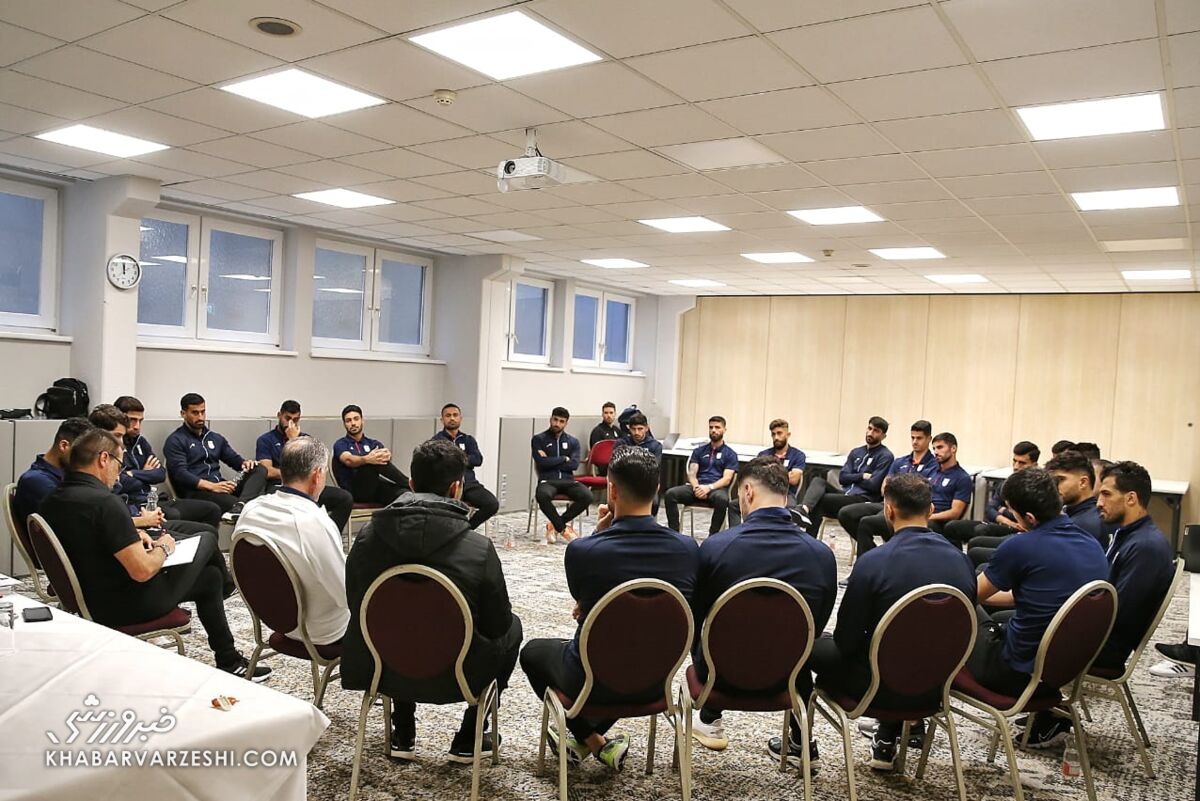 عکس| اولین جلسه فنی کی‌روش با بازیکنان/ سرمربی تیم ملی خواسته‌اش را مطرح کرد