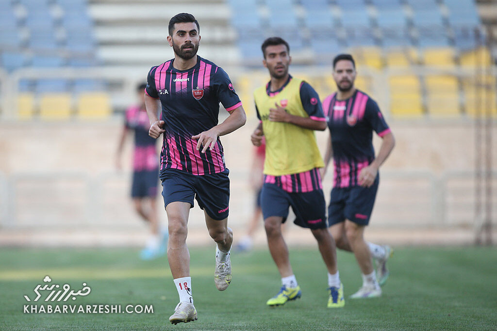 سینا اسدبیگی: چند سال پیش می خواستم از فوتبال خداحافظی کنم/ دلم روشن است؛ هم دربی را می بریم و هم قهرمان می شویم/ هیچ مشکلی پرسپولیس را تهدید نمی کند