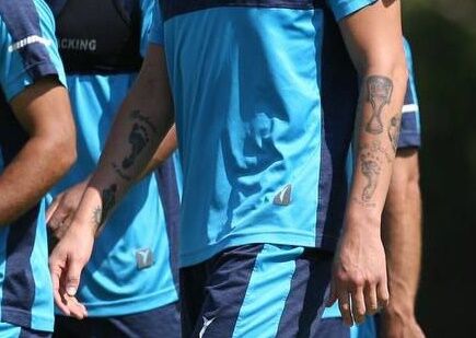 ببینید| اتفاق جالب در تمرین آبی ها/ جام قهرمانی روی دست مدافع استقلال دیده شد!