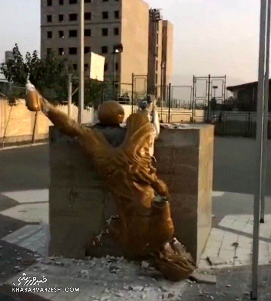 عکس| حمله به یادبود اسطوره فوتبال ایران در کرج/ مجسمه علی کریمی واژگون شد