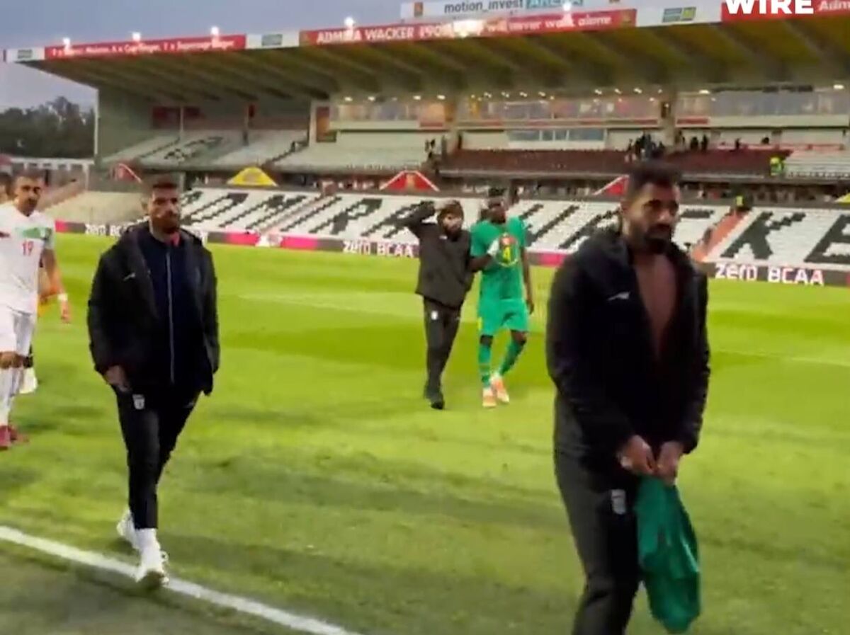 عکس| ارزشمندترین هدیه بازی با سنگال برای مدافع پرسپولیسی/ لباس سادیو مانه به چه کسی رسید؟