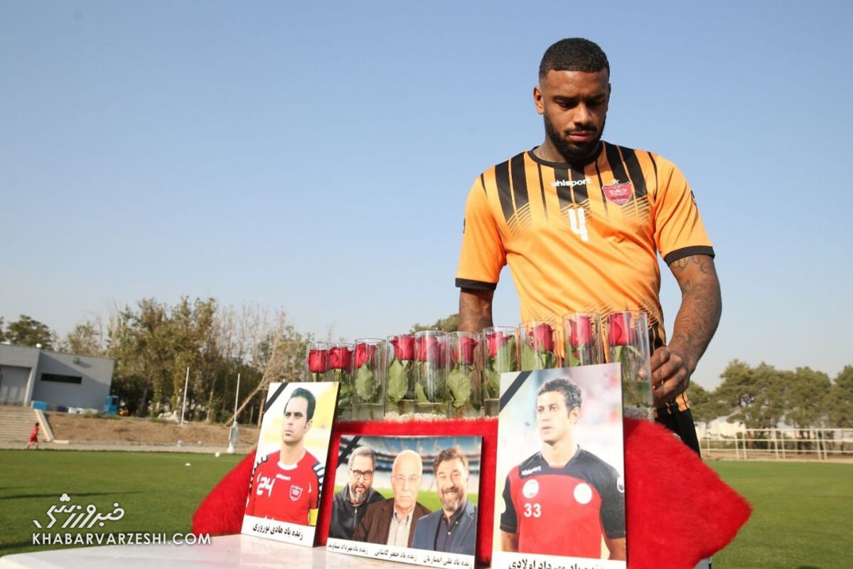 عکس| ادای احترام دسته جمعی بازیکنان پرسپولیس به درگذشتگان