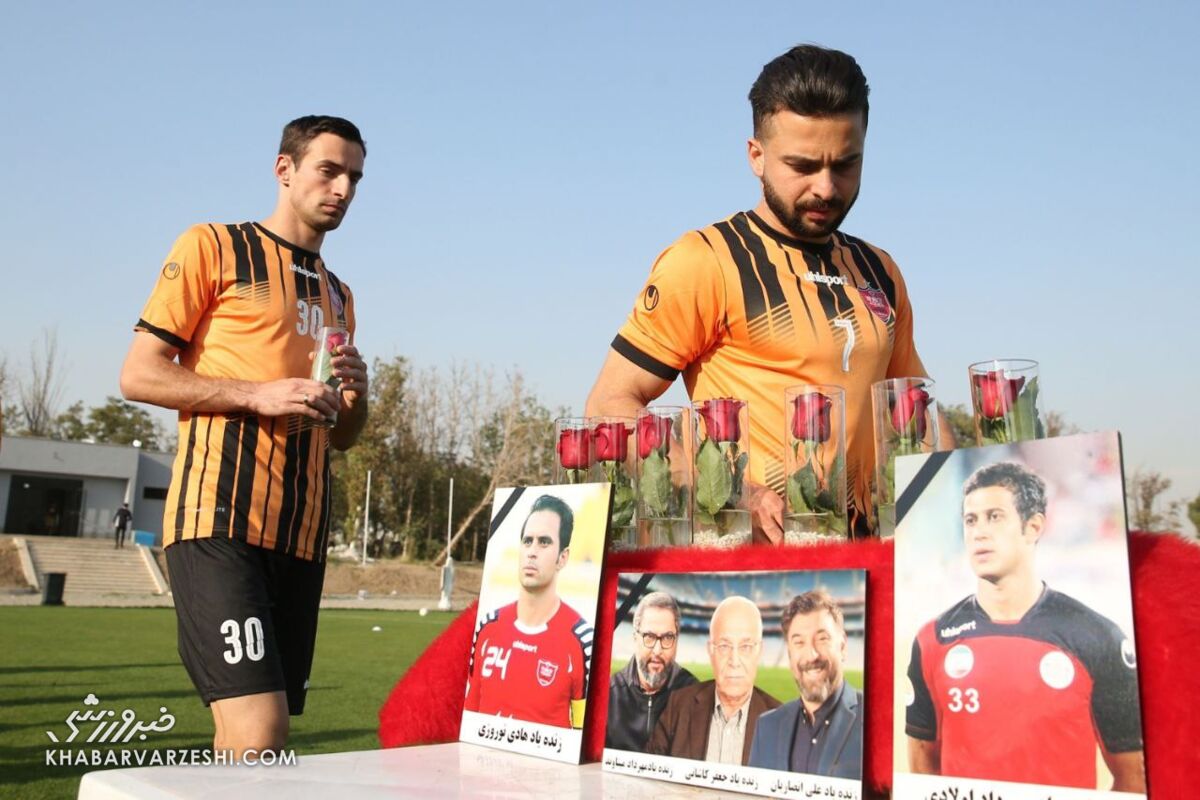 عکس| ادای احترام دسته جمعی بازیکنان پرسپولیس به درگذشتگان