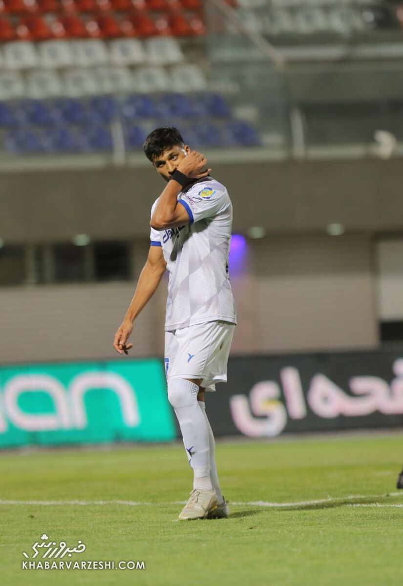 عکس| خوشحالی نکردن گلزن استقلال با بازوبند مشکی