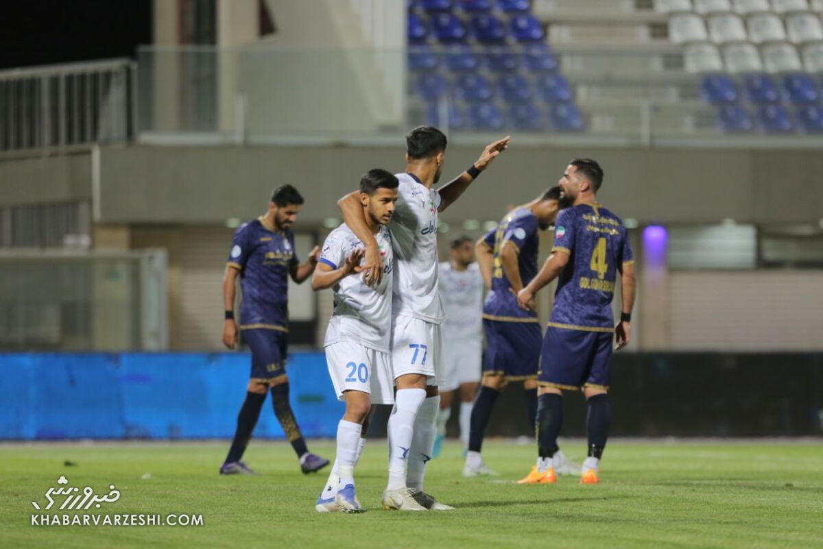 کاش میتوانستم ضامن شوم هواداران استقلال به آزادی بروند!/ ساپینتو نباید در دام فولاد گرفتار نشود/ پرسپولیس؛ استقلال را ۱۷ امتیازی میکند