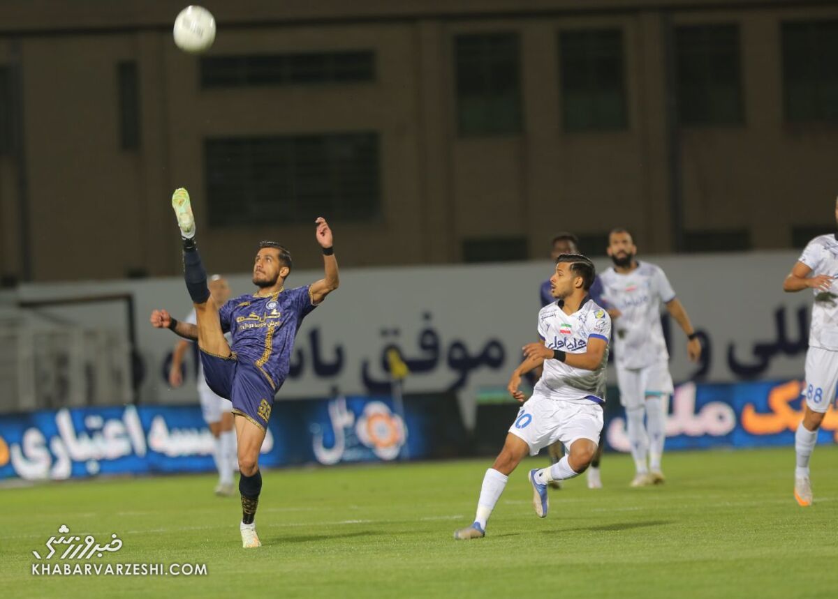 میکروفن جایش را به توپ داد، حرف به عمل؛ استقلالی ها از این بازیکن بترسند! میکروفن جایش را به توپ داد، حرف به عمل؛ استقلالی ها از این بازیکن بترسند!