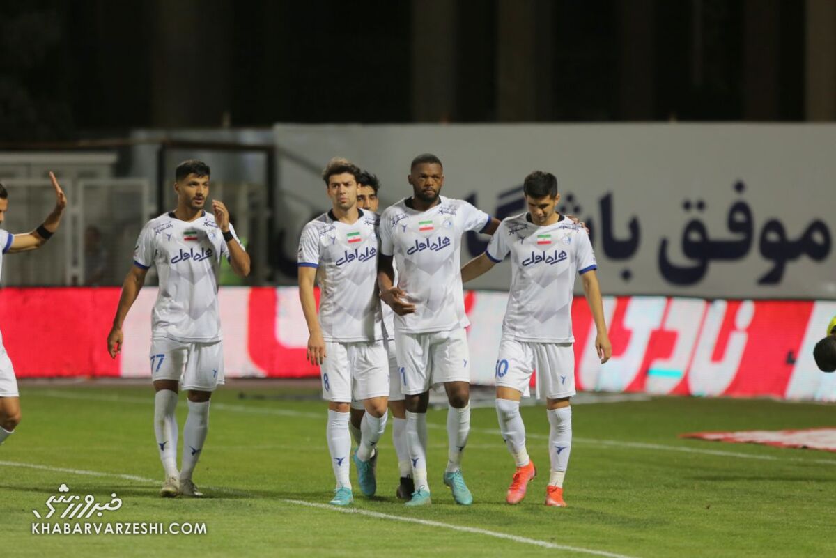 ببینید| گلگهر ۱ - استقلال ۲/ پنالتی جنجالی آبیها را به پرسپولیس رساند ببینید| گلگهر ۱ - استقلال ۲/ پنالتی جنجالی آبیها را به پرسپولیس رساند
