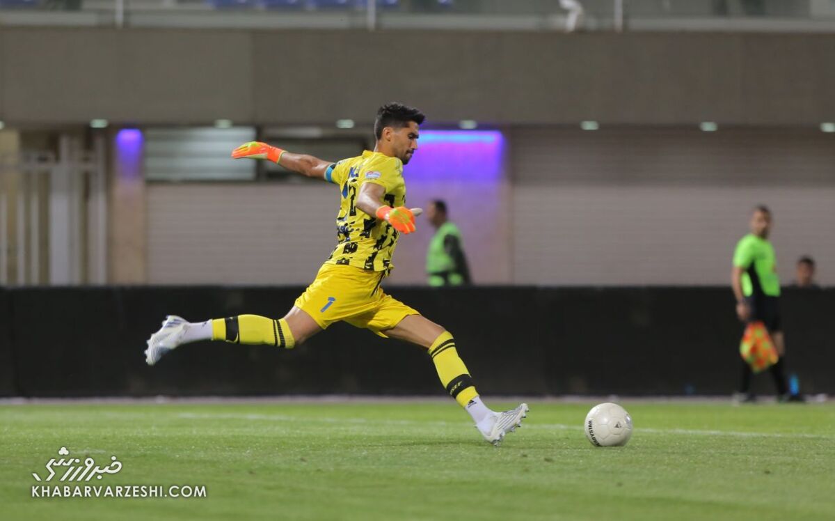 بین تمام تیم های لیگ یک فوتبالیست خوب پیدا نمی شود/ چرا بابایی باید جای گل زدن به خودش فن بزند؟/ اگر VAR ندارید لااقل داور پشت دروازه را برگردانید