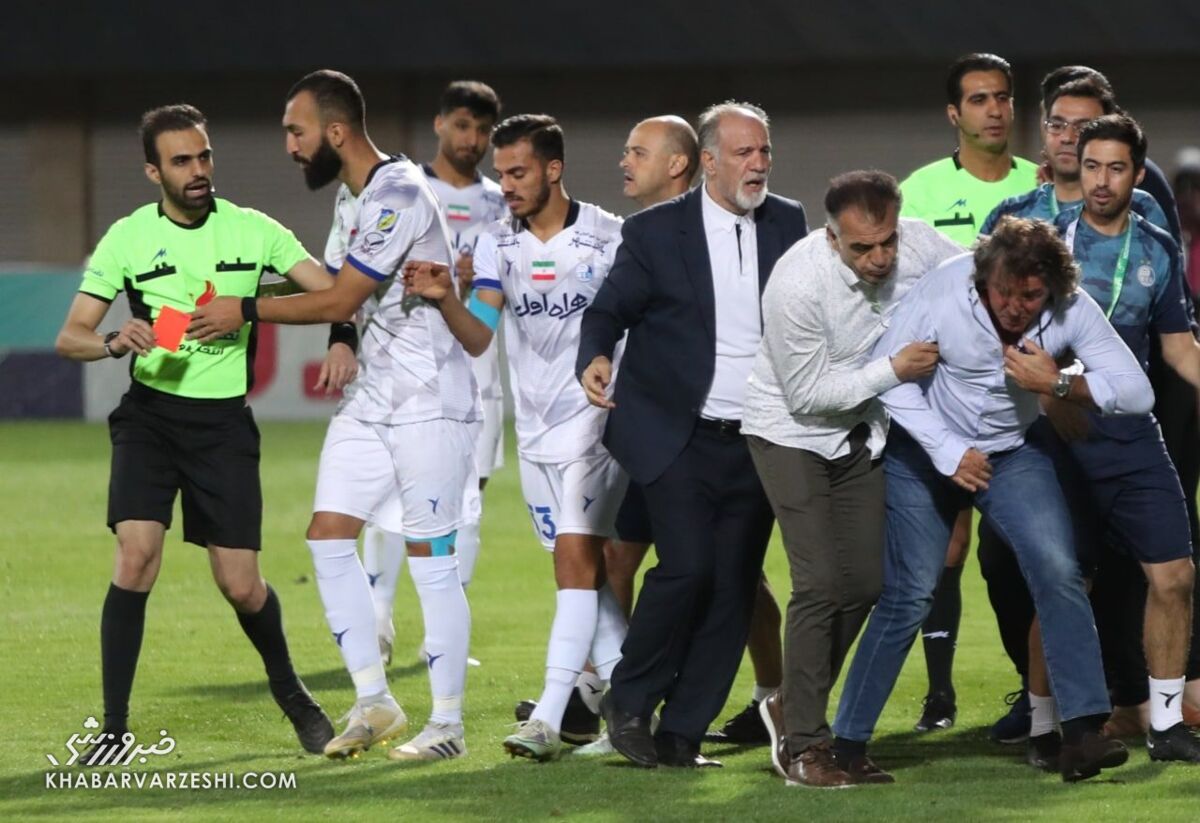 لطفاً ساپینتو را تا آخر فصل محروم کنید/ آقای طاهری! این دفعه او را نگیر ببینم چکار می کند؟/ این مربی پرتغالی لب خط بود، استقلال به فولاد می باخت