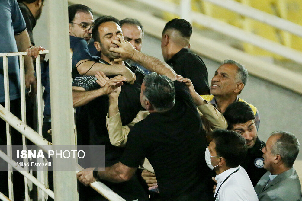 عکس| پنجه محمود فکری بر صورت بختیاریزاده!/ درگیری عجیب در اهواز