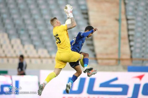 کریستوفر کنت؛ استقلال - فولاد