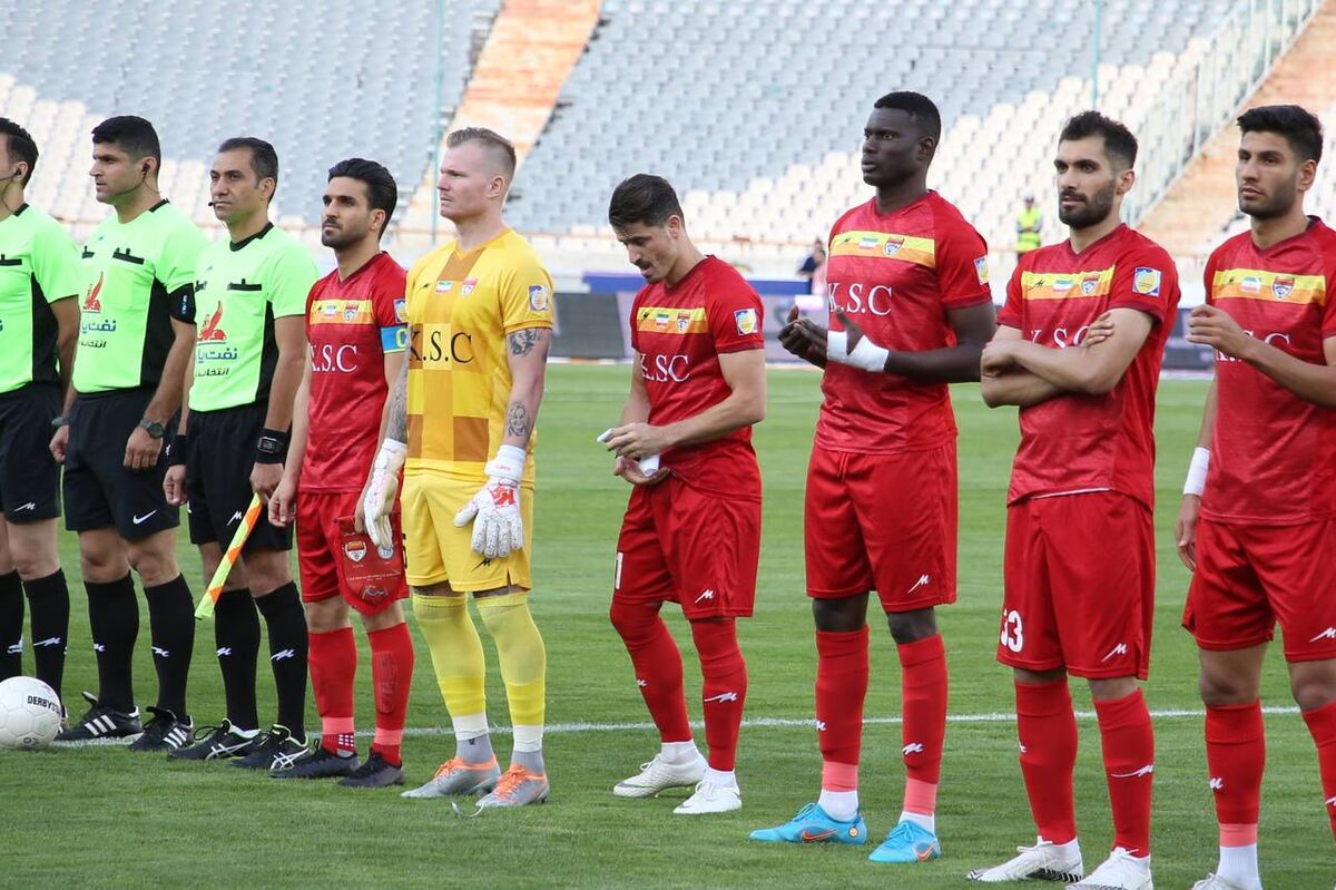 عکس | درگیری وریا غفوری با مچ بند مشکی قبل از بازی با استقلال