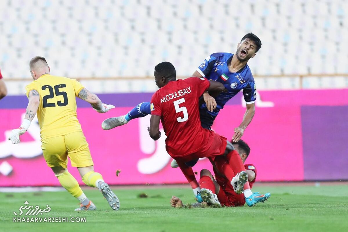 ببینید| استقلال ۱ - فولاد ۱/ آبیها در شب جنجالی ۲ امتیاز دادند و به صدر رفتند ببینید| استقلال ۱ - فولاد ۱/ آبیها در شب جنجالی ۲ امتیاز دادند و به صدر رفتند