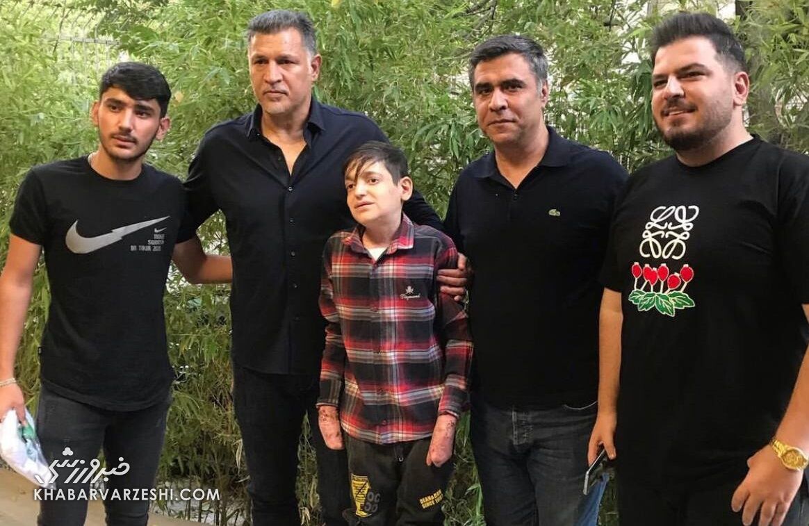 عکس| علی دایی این کودک را به آرزوی خود رساند/ اقدام انسان دوستانه اسطوره فوتبال ایران