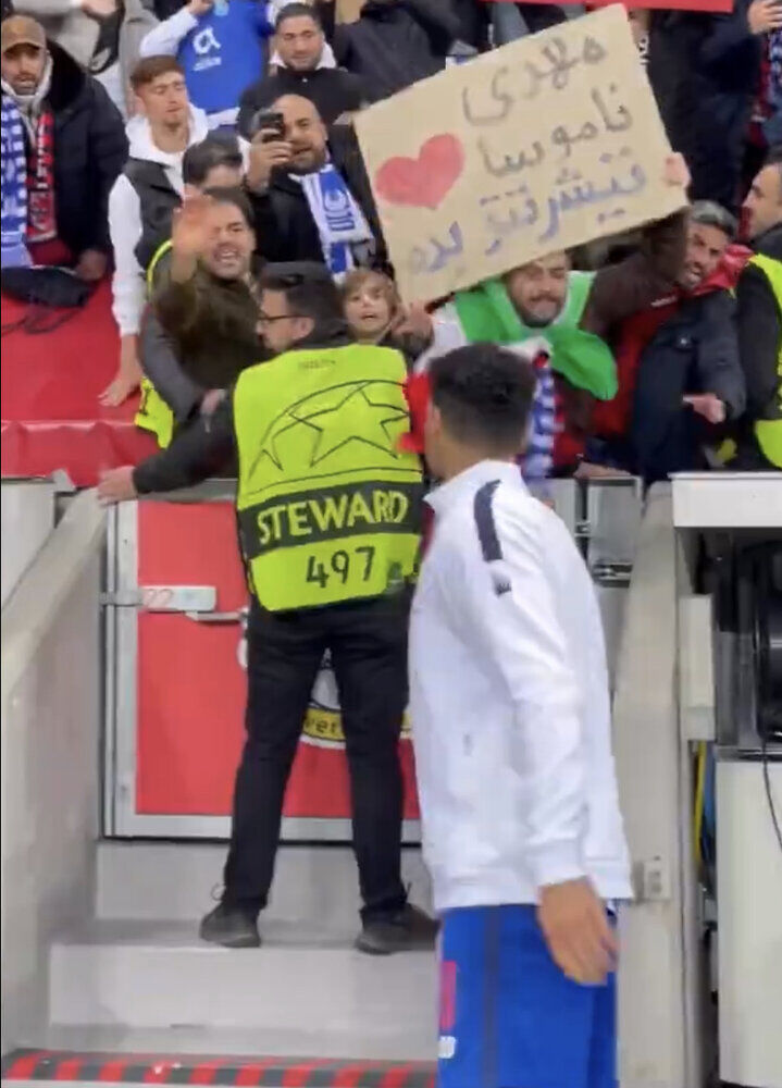 عکس| هوادار پورتو مهدی طارمی را قسم داد/ درخواست ویژه از ستاره ایرانی