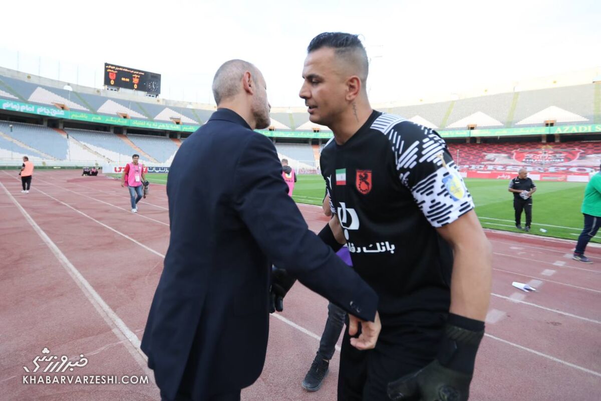عکس| آشتیکنان اجباری در آزادی!/ به یاد روبوسی شهریار با جادوگر