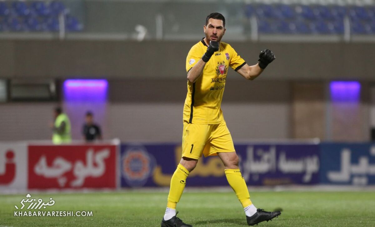 عکس| مشتهای گره کرده این بار علیه قلعهنویی!