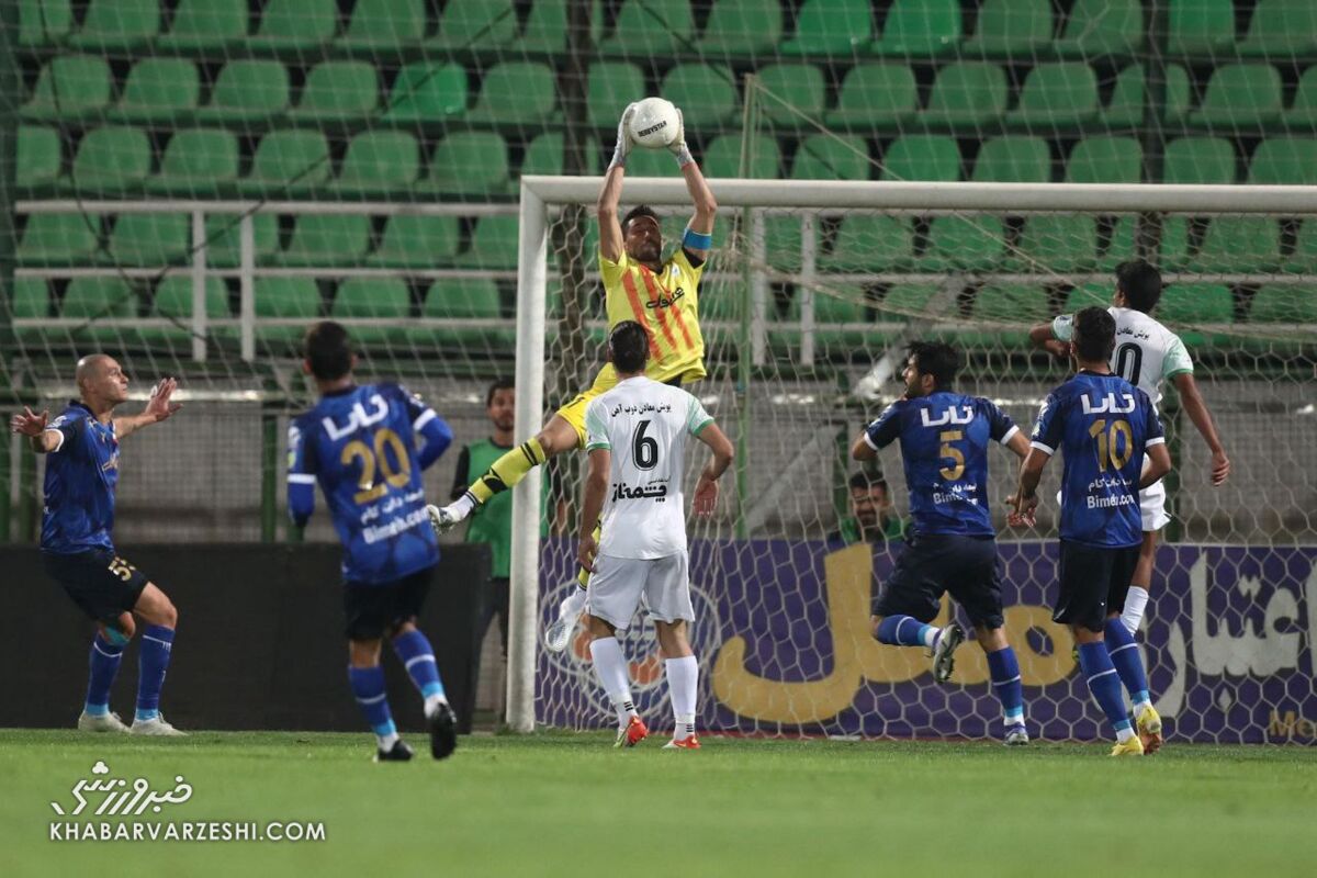 از رفتار سرمربی استقلال تعجب میکنم/ او با این کارها به استقلال ضربه می زند/ تنها دستاورد استقلال کسب ۳ امتیاز بود