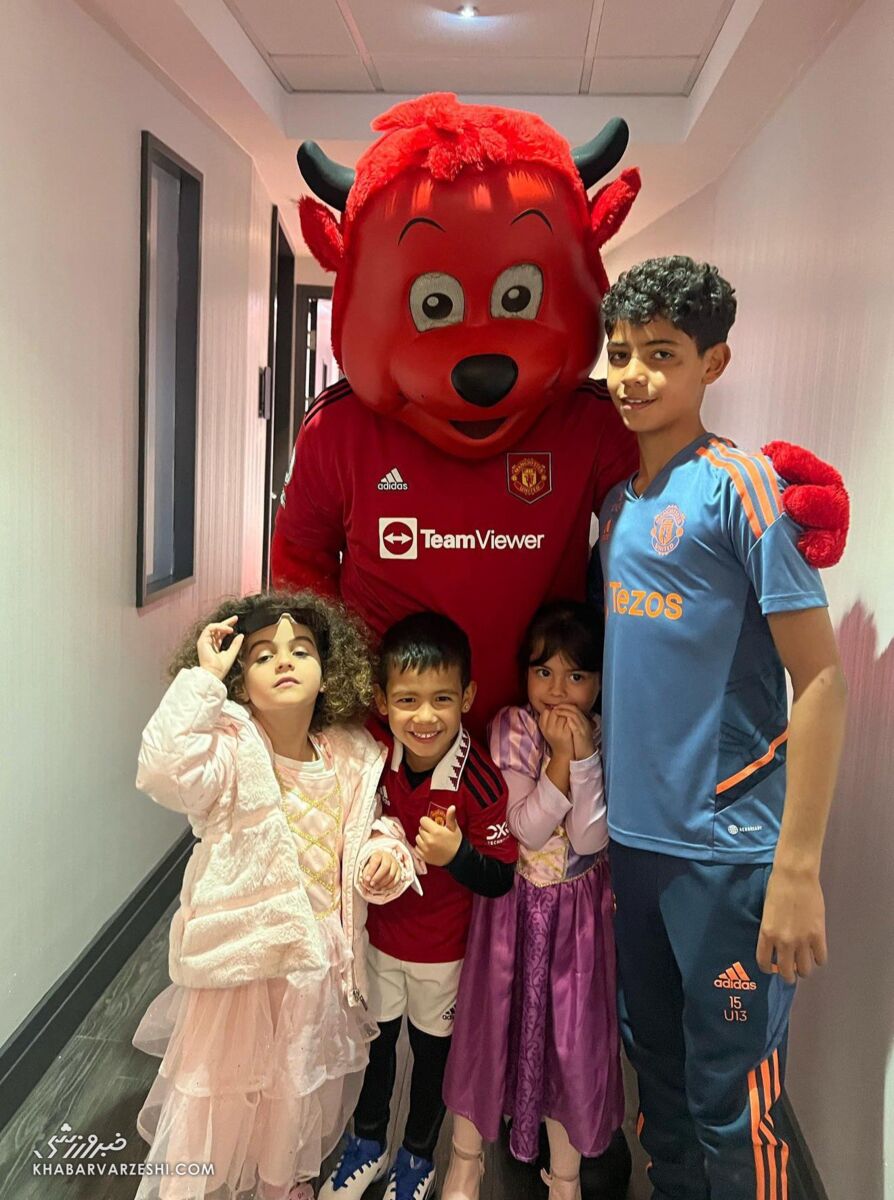 عکس| مهمانان ویژه رونالدو در شبی که جایزه گرفت/ عکس خاص با نماد شیاطینسرخ