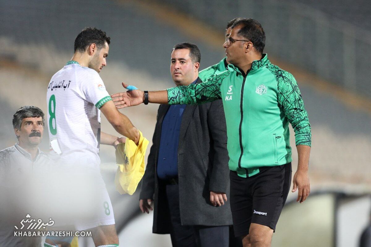 عکس| اتفاقی که آن را ندیدید/ یک بازیکن را هم مهدی رحمتی اخراج کرد