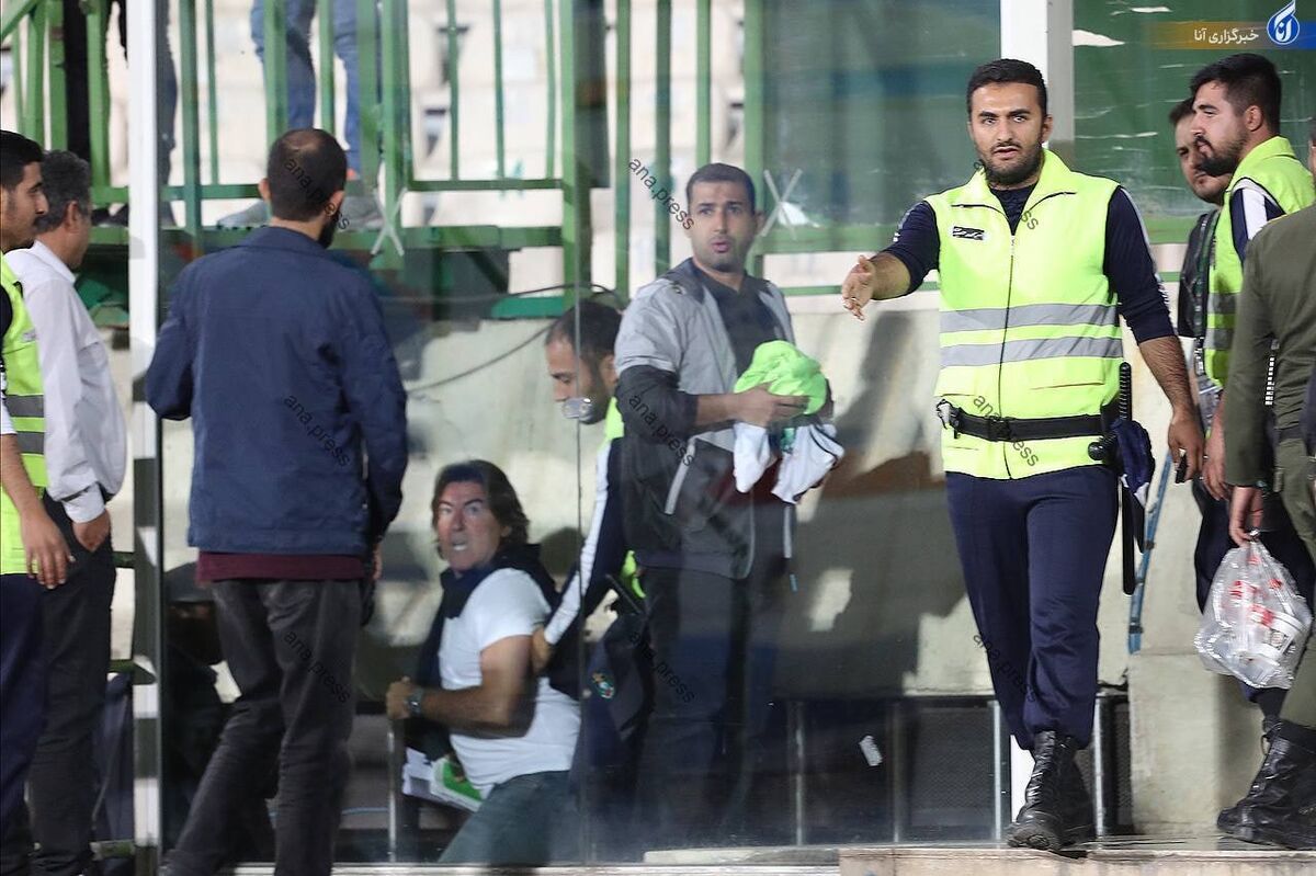 ببینید| واکنش های عصبی و باورنکردنی از ریکاردو ساپینتو/ سرمربی پرتغالی این بار به در اتاق فیلمبرداران و عکاسان لگد زد!