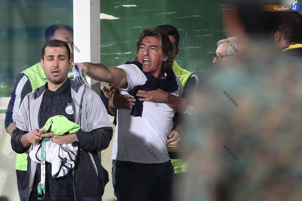 ببینید| واکنش های عصبی و باورنکردنی از ریکاردو ساپینتو/ سرمربی پرتغالی این بار به در اتاق فیلمبرداران و عکاسان لگد زد!